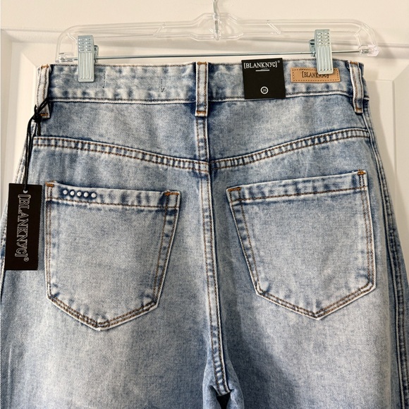 BLANKNYC Light Wash Barrel Jean - Picture 5 of 6